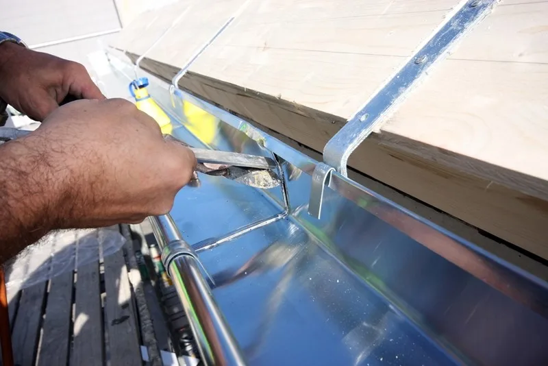 Installs Eavestroughs project